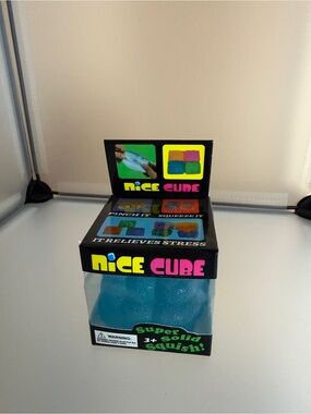 Nice Cube Super Solid Squish – Blue 🩵